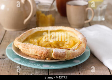 Niederländische baby Pfannkuchen mit Apfel-Zimt-Sauce. Selektive konzentrieren. Stockfoto