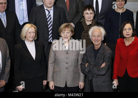Merkel begrüßt Wissenschaftler aus verschiedenen Ländern im Kanzleramt Stockfoto