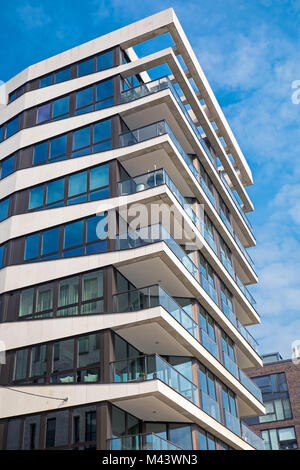 Modernes Apartment Haus in der Hafencity in Ha gesehen Stockfoto