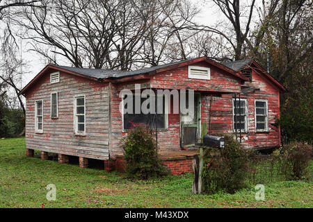 Leer, leer oder verlassenen Haus oder zu Hause in einer armen Gegend zeigen das Ausmaß der Armut in den innerstädtischen Bereich von Montgomery Alabama, USA. Stockfoto