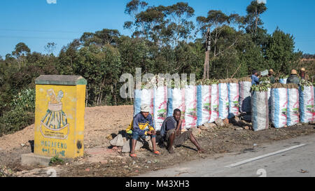 Verkauf von Taschen von Kohle auf der Straße, der südlichen Madagaskar Stockfoto