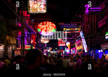 PATTAYA, THAILAND - 2. September 2017: Farbenfrohes Nachtlicht mit Musik, Unterhaltung und eine Drink Bar in der Walking Street Pattaya am 2. September 2017 Patt Stockfoto