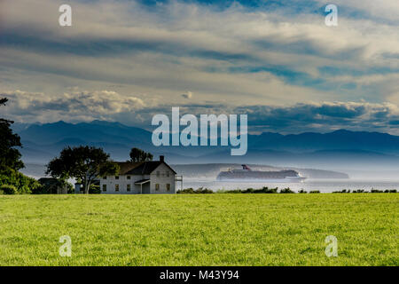 Fähre Haus mit vorbeifahrenden Schiff Stockfoto