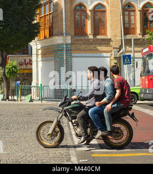 Teheran, Iran - 19. MAI 2017: Männer reiten Motorrad auf Teheran Street. Teheran ist die Hauptstadt von Iran Stockfoto