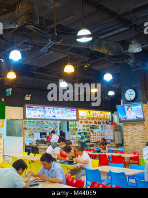 Singapur - Jan 14, 2017: Singapur - Jan 16, 2017: Die Menschen in der beliebten Food Hall in Singapur. Preiswertes Essen Stände sind zahlreich in der Stadt so Mos Stockfoto