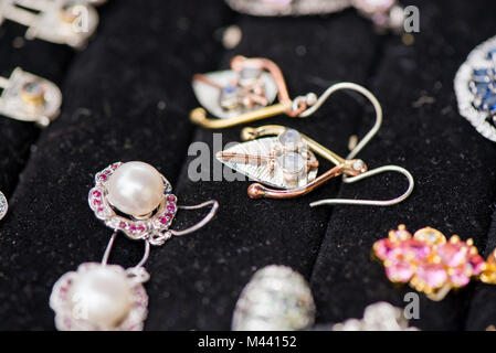 Silber Ohrringe aus tansanit Stein und Feuer opal. Schuß von teuren Schmuck auf schwarzem Hintergrund. Leistungsstarke und Heilung Crystal Energy Stockfoto