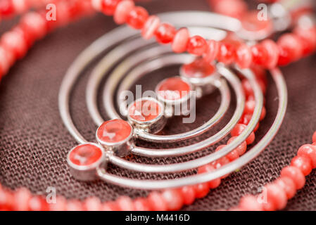 Serdolik (Karneol) Stein Kette Verlegung auf natürliche braune Bettwäsche Tischdecke. Yashma, orange Jaspis, Onyx Edelsteine herum. Heilung, kraftvolle Energie f Stockfoto