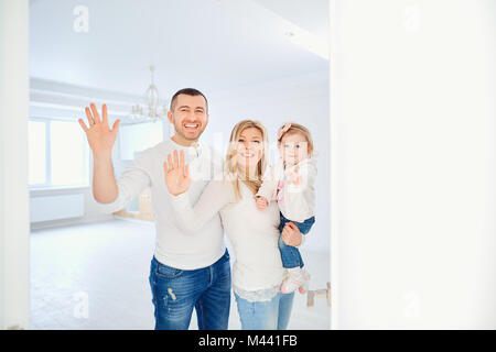 Eine glückliche Familie, öffnet die Tür zu ihrer Wohnung. Stockfoto