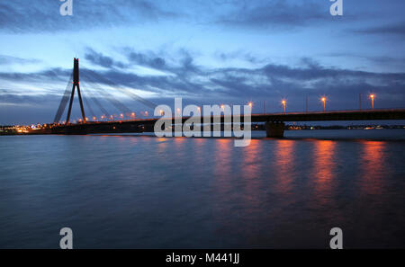 Architektonische connction Brücke über das Meer Stockfoto