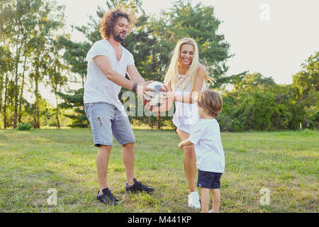 Familie spielen mit einem Ball im Park. Stockfoto