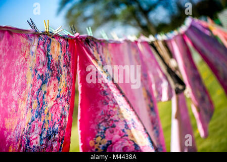Ferien und Urlaub auf dem Land auf dem Campingplatz. Nur gewaschen, frisch und aromatisch Baumwolle Bettwäsche und Handtücher, hängen auf einer Wäscheleine außerhalb Stockfoto