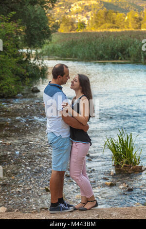 Einsames und junges verliebter Paar auf einem Ausflug in ein Naturschutzgebiet. Abruzzen, Italien Stockfoto