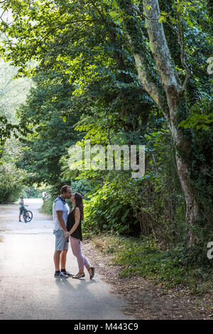Einsames und junges verliebter Paar auf einem Ausflug in ein Naturschutzgebiet. Abruzzen, Italien Stockfoto