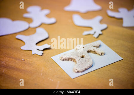Weihnachten backen Hintergrund mit Salzteig, Cookie vorlagen. Backen Lebkuchen Cookies. Kinder, die Spaß und Rentiere, Sterne, Engel, Herzen Stockfoto