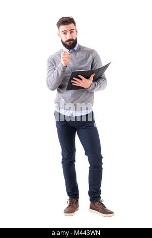 Business Mann mit Vertrag punkte Finger und wählen Sie Kamera schaut. Voller Körper Länge Porträt auf weißem studio Hintergrund isoliert. Stockfoto