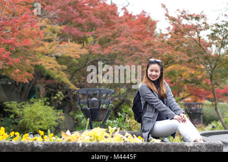 Schöne Frau in einem japanischen Garten posing Stockfoto