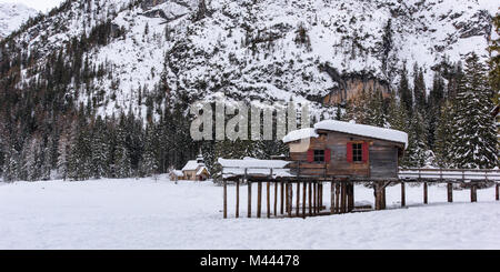 Pragser See eingebettet in den Schnee. Zauber der Dolomiten Stockfoto