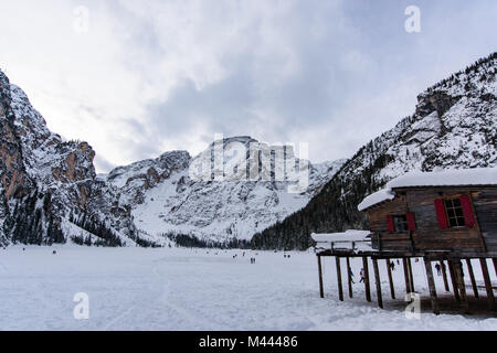 Pragser See eingebettet in den Schnee. Zauber der Dolomiten Stockfoto