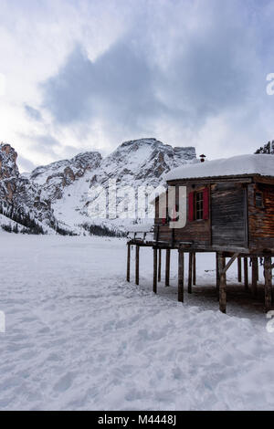 Pragser See eingebettet in den Schnee. Zauber der Dolomiten Stockfoto