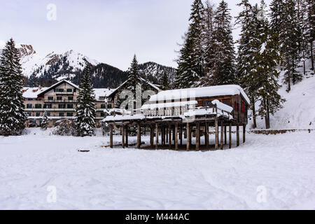 Pragser See eingebettet in den Schnee. Zauber der Dolomiten Stockfoto