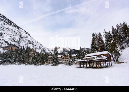 Pragser See eingebettet in den Schnee. Zauber der Dolomiten Stockfoto