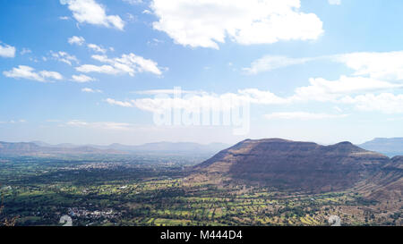 Gebirge Panchgani unter blauem Himmel und die Täler mit kleinen Städten und trockene Länder im Regenschatten der Westghats Stockfoto