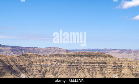 Gebirge Panchgani unter blauem Himmel und die Täler mit kleinen Städten und trockene Länder im Regenschatten der Westghats Stockfoto