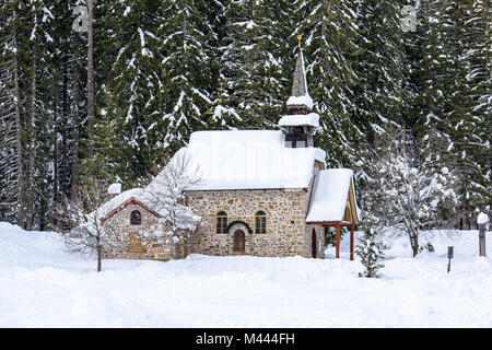 Pragser See eingebettet in den Schnee. Zauber der Dolomiten Stockfoto