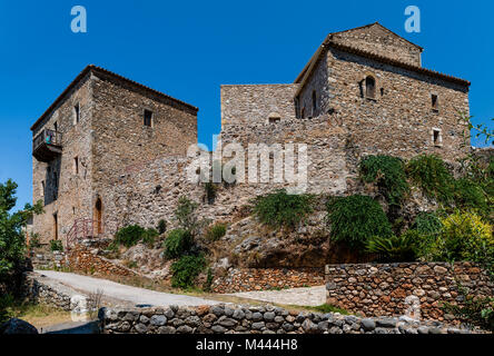 Die Altstadt von Kardamyli, in der Mani, Griechenland ist eine kleine Sammlung der aufgegebenen Wehrturm - Häuser rund um die Kirche aus dem 18. Jahrhundert. Stockfoto