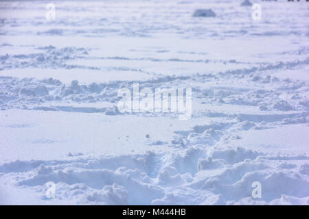 Pragser See eingebettet in den Schnee. Zauber der Dolomiten Stockfoto