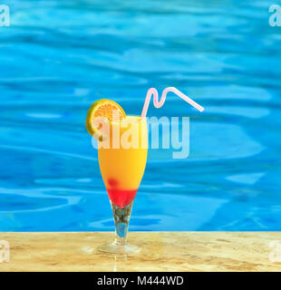 Orage Saft liegt am Rand des Pools Stockfoto