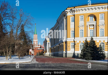 Der Moskauer Kreml, Blick auf das Gebäude des Senats, erbaut 1776 - 1787 Jahre vom Architekten M.F. Kazakova und auf der Nikolskaya Turm im Jahre 1491 gebaut, Stockfoto