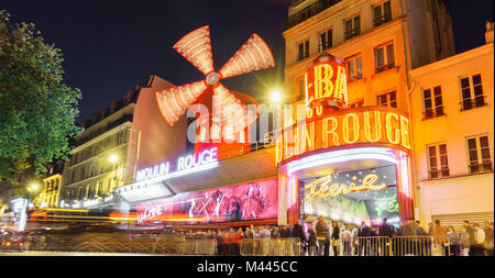 PARIS - 15. Mai: Das Moulin Rouge verschwommene Bewegung in der Nacht, am 15. Mai 2015 in Paris, Frankreich. Moulin Rouge ist ein berühmtes Kabarett im Jahre 1889 erbaut und ist in der Pariser Rotlichtviertel Pigalle entfernt. Stockfoto