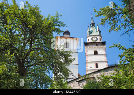 Kremnica - den Ausblick auf Schloss und Kirche St. Catherine und die Stadt. Stockfoto