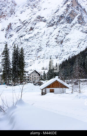 Pragser See eingebettet in den Schnee. Zauber der Dolomiten Stockfoto