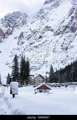 Pragser See eingebettet in den Schnee. Zauber der Dolomiten Stockfoto