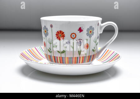 Tasse und Untertasse isoliert Stockfoto