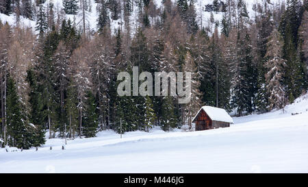 Pragser See eingebettet in den Schnee. Zauber der Dolomiten Stockfoto