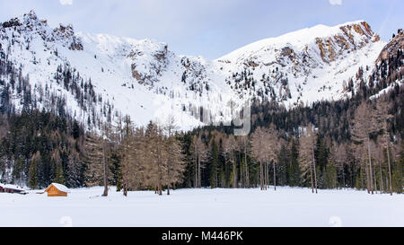 Pragser See eingebettet in den Schnee. Zauber der Dolomiten Stockfoto