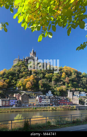 Blick über die Mosel zur Burg Cochem im Herbst, Cochem, Rheinland-Pfalz, Deutschland Stockfoto