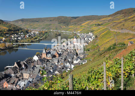 Blick von den Weinbergen in Zell an der Mosel, Rheinland-Pfalz, Deutschland Stockfoto