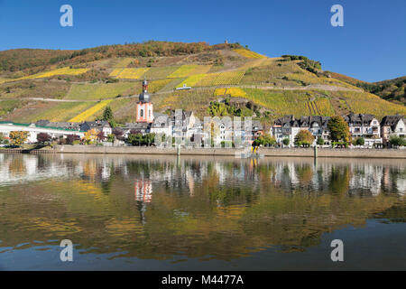 Zell an der Mosel, Collis Turm und Weinberge, Rheinland-Pfalz, Deutschland Stockfoto