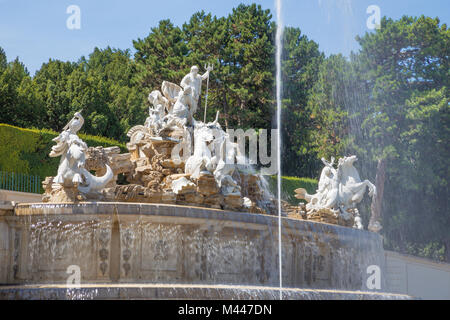 Wien, Österreich - 30. Juli 2014: Das Schloss Schönbrunn und die Gärten von Neptun Brunnen. Stockfoto