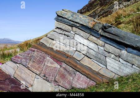 Installation bei Knockan Crag erklären die Moine Thrust, ein geologisches Ereignis, wenn Ältere Gesteine Schub nach oben oben viel Jüngeren zu liegen. Stockfoto