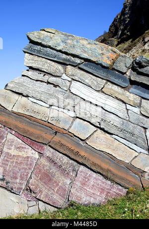 Installation bei Knockan Crag erklären die Moine Thrust, ein geologisches Ereignis, wenn Ältere Gesteine Schub nach oben oben viel Jüngeren zu liegen. Stockfoto