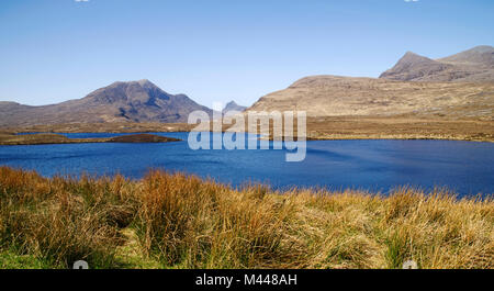 Cul Beag, Stac Pollaidh und Cul Mor über Lochan ein AIS-gesehen, durch Knockan Crag Visitor Centre, Northwest Highlands Geopark, Scottish Highlands, Großbritannien Stockfoto