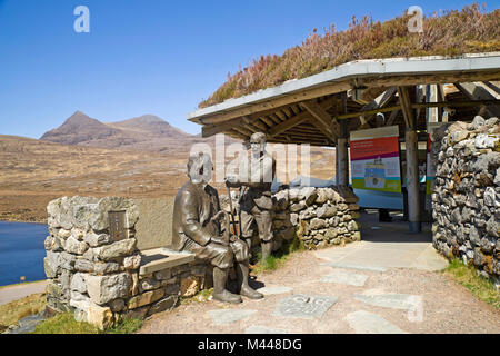 Statuen aus dem 19. Jahrhundert Geologen Ben Peach und John Horne bei Knockan Crag Visitor Centre, Scottish Highlands, inverpolly Berge Blick hinter. Stockfoto
