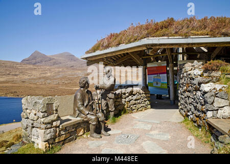 Statuen aus dem 19. Jahrhundert Geologen Ben Peach und John Horne bei Knockan Crag Visitor Centre, Scottish Highlands, inverpolly Berge Blick hinter. Stockfoto