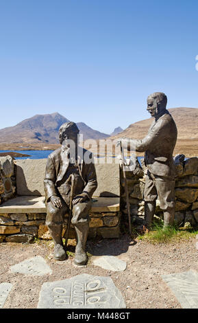 Statuen aus dem 19. Jahrhundert Geologen Ben Peach und John Horne bei Knockan Crag Visitor Centre, Scottish Highlands, inverpolly Berge Blick hinter. Stockfoto