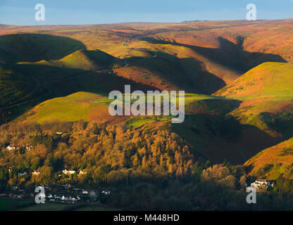 Die Konturen des Long Mynd vom frühen Morgen Sonnenschein, von Caradoc, Shropshire gesehen markiert. Stockfoto